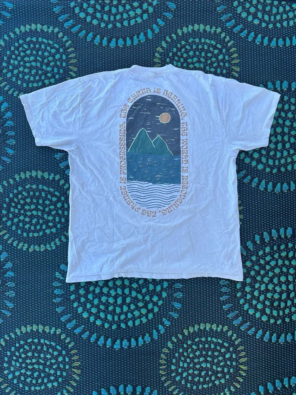 Dravus Healing Earth T-Shirt Size L Cream Graphic